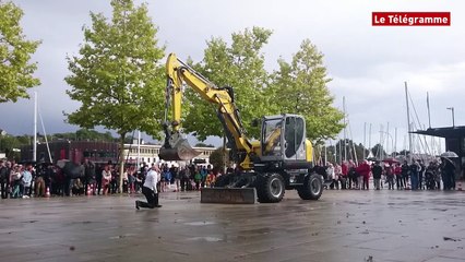 Vannes. Scènes du golfe. "Transports exceptionnels" entre les gouttes