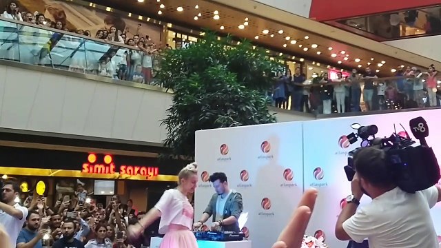 Emrah Karaduman feat. Aleyna Tilki - Sen Olsan Bari (Atlaspark AVM) (16.09.2017)