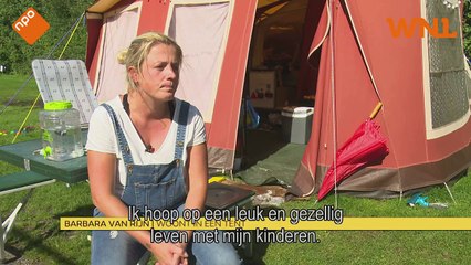 Verlaten vrouw leeft noodgedwongen op straat met haar kinderen