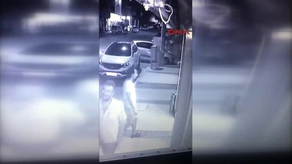 İzmir Kaldırımdaki Köpeğine Tekme Atanlar Hakkında Suç Duyurusunda Bulunacak