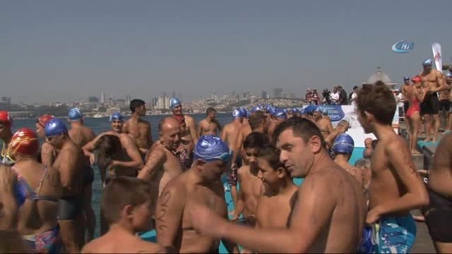 Üsküdar Kız Kulesi Yüzme Yarışları Nefesleri Kesti
