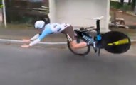Le guidon du cycliste français Maxime Roger se brise et provoque sa chute violente à 60km/h