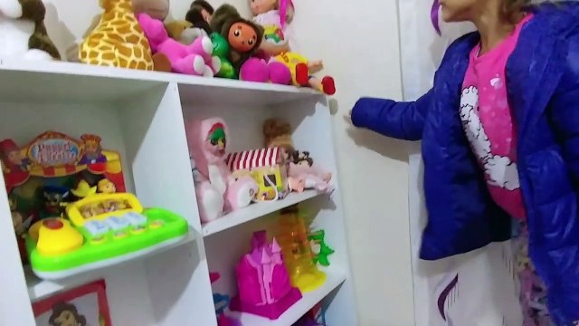 Kedicik Alinanın evini getirdik.Eski evden oyuncakları getirmeye devam ediyoruz.