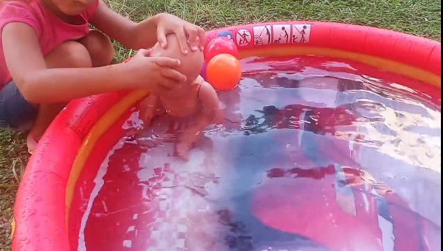 elif alişi havuzda yüzdürüyor ama su soğuk aliş üşüyor eğlenceli çocuk videosu