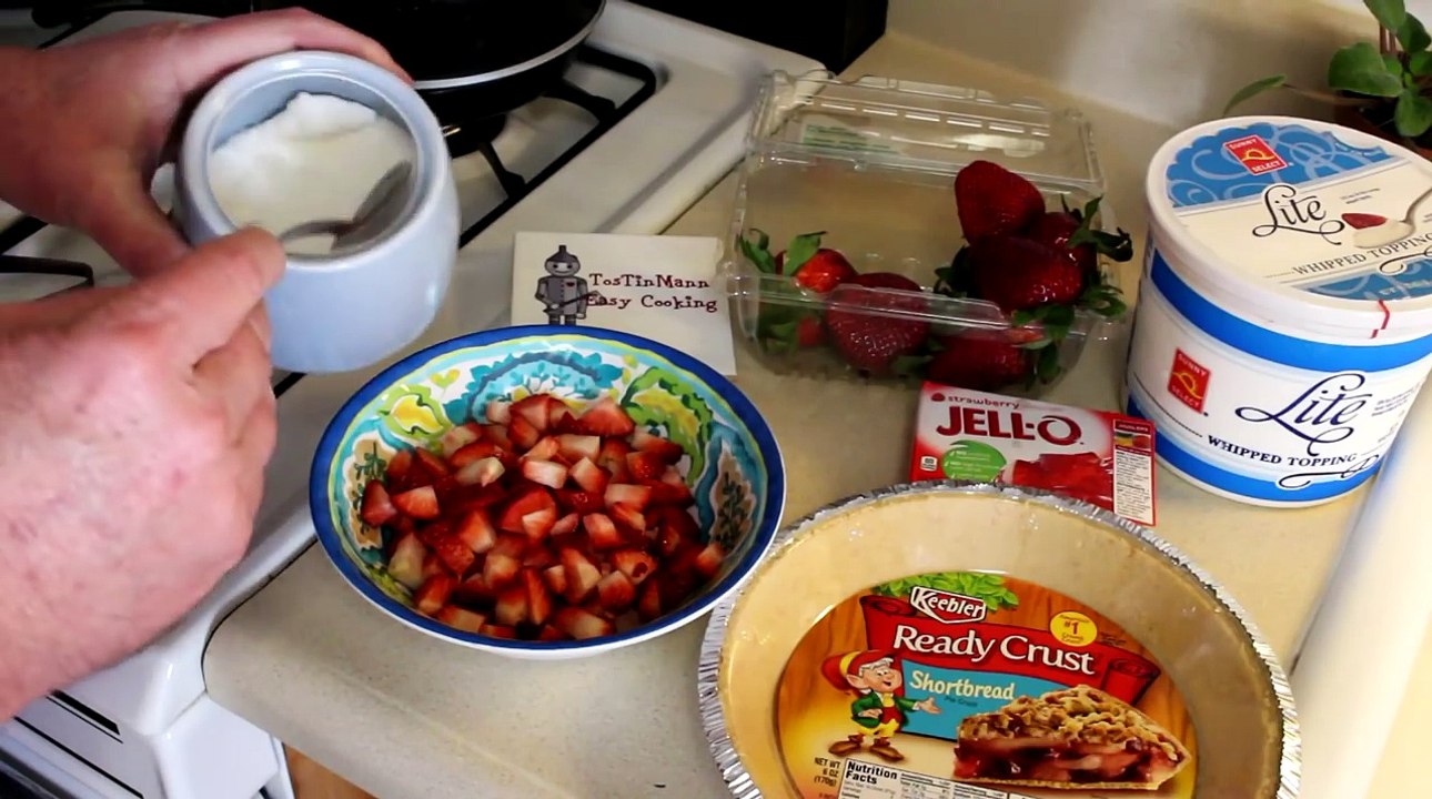 How to Make a Strawberry Pie with Jello and Cool Whip~Easy No-Bake Strawberry Pie