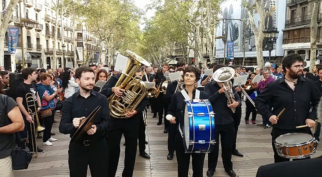 Una banda valenciana toca a la Rambla en homenatge a les víctimes del 17A