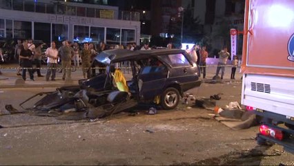 Dha İstanbul - Kadıköy'de Otomobil Belediye Otobüsünün Altına Girdi; 1 Ölü 3 Yaralı