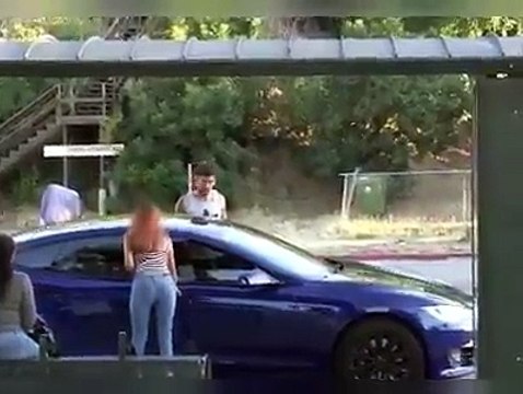 Девушка повелась на Теслу и была жестко наказана