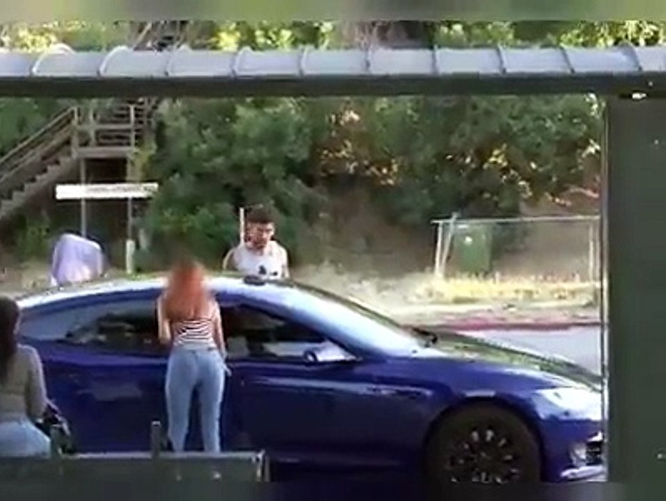 Девушка повелась на Теслу и была жестко наказана