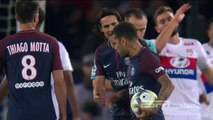 PSG-Lyon : Dani Alves cache le ballon à Cavani pour le donner à Neymar