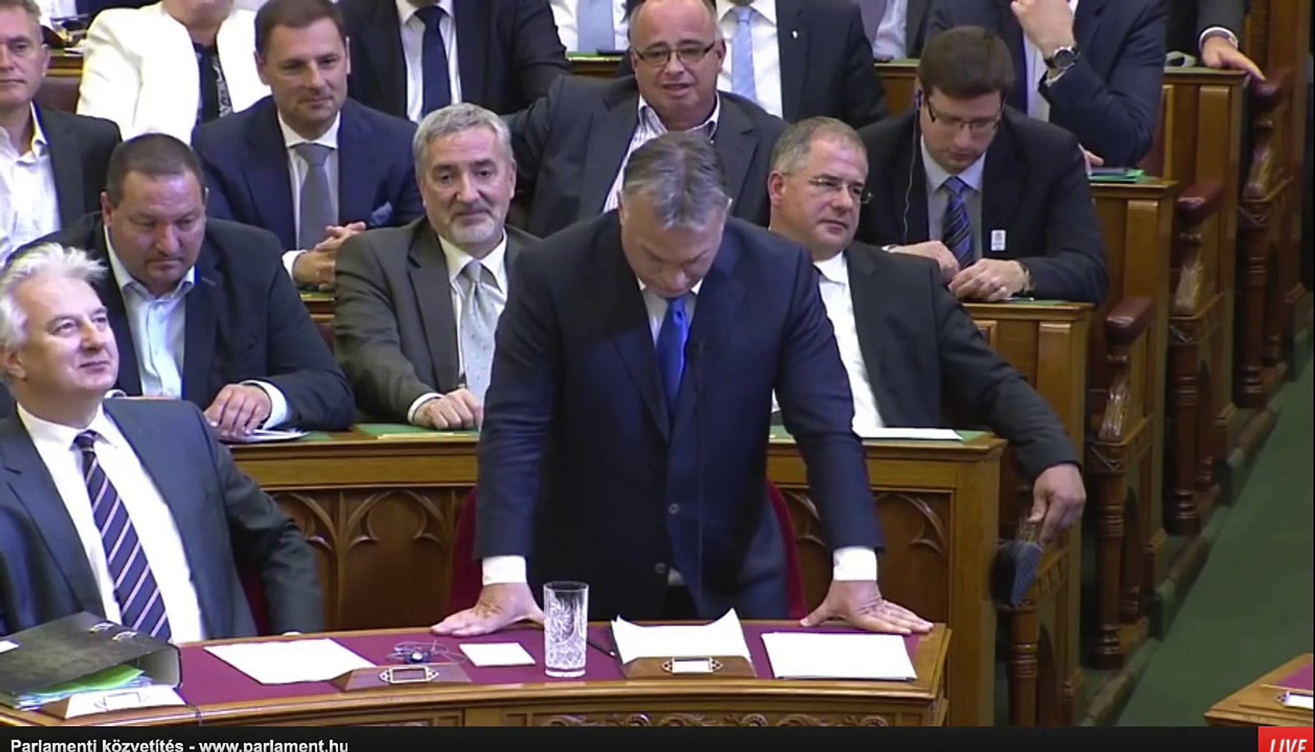 ⁣Durván egymásnak esett Vona Gábor és Orbán Viktor a kvótanépszavazás után a Parlamentben