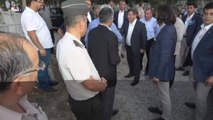 Eski Başbakan Davutoğlu, Akhisar'da Ahmet Er'i Kabri Başında Ziyaret Etti