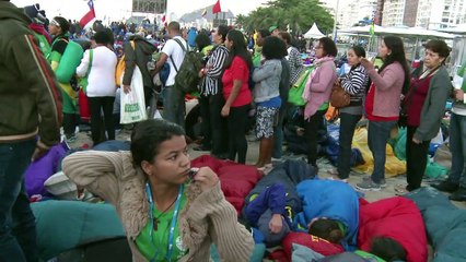 Peregrinos amanhecem em Copacabana