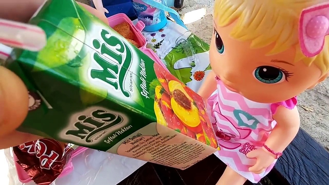 Parkta elsa minik ve elif piknik yapıyor eğlenceli çocuk videosu