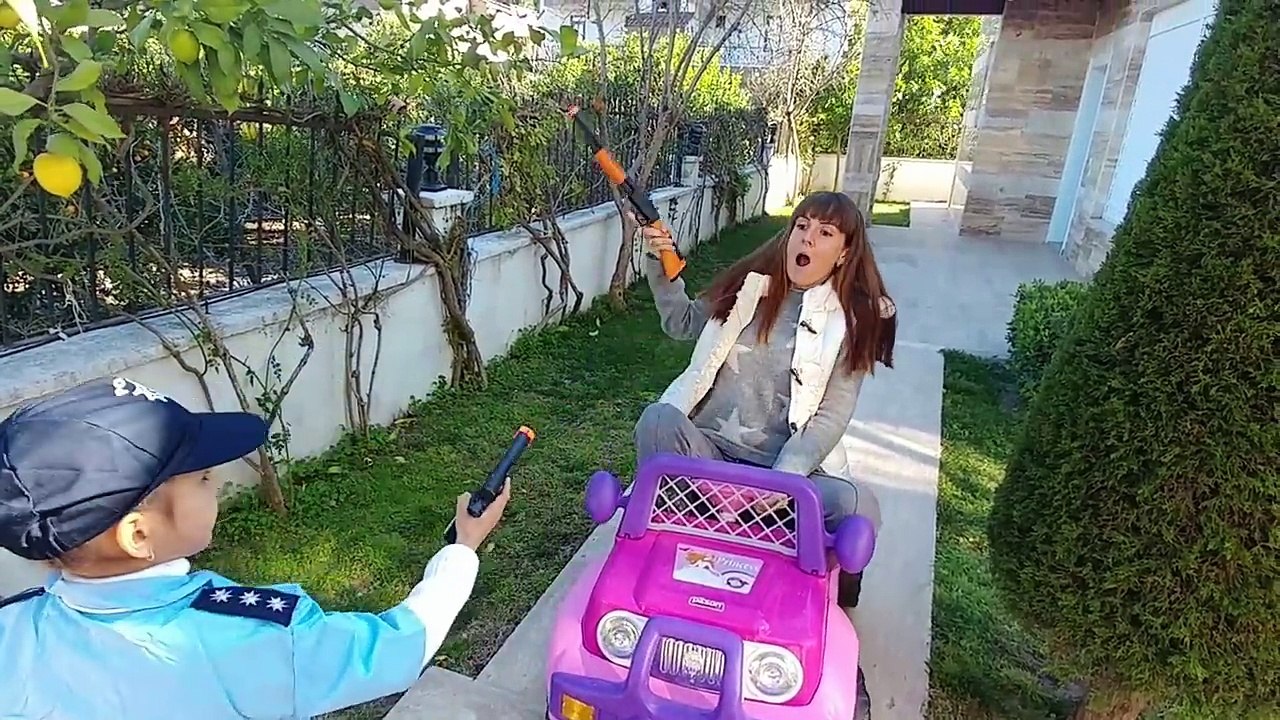 Elif polis kendisine silah çeken suçluyu tutukluyor,elifin kendi yaptığı video:))eğlenceli