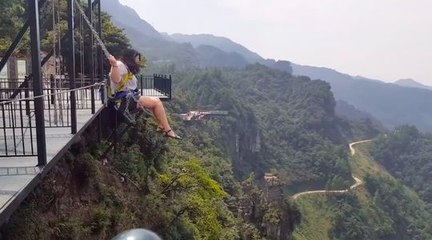 Il ne vaut pas avoir le vertige pour monter sur cette balançoire !