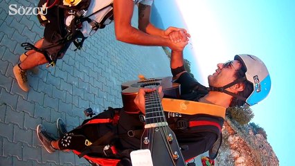Türk gitarist paraşütle uçarken 'Stairway to Heaven'ı çaldı