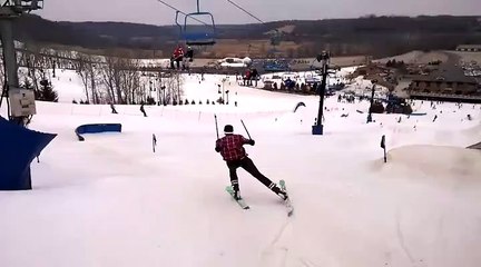Un skieur fait un saut à ski et un High Five avec une personne sur un télésiège