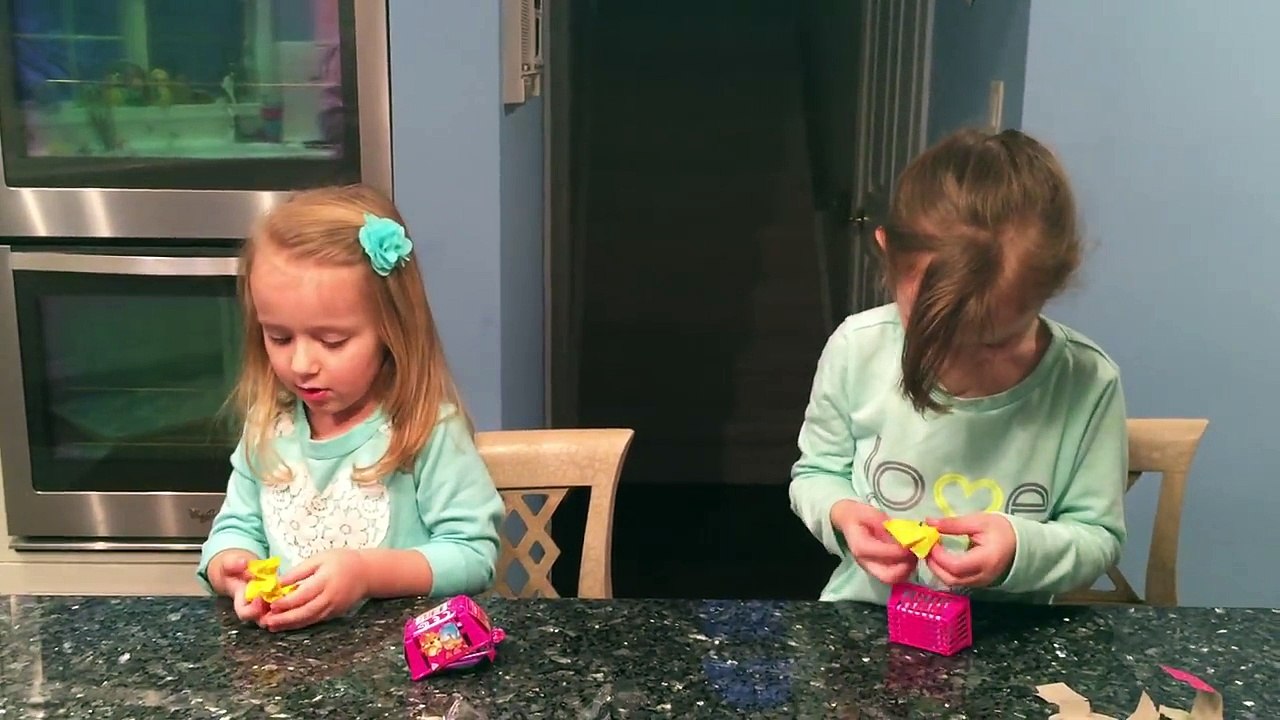 Opening a Shopkins 5 pack with Donna Donut Limited Edition inside!