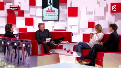 Mathilde Seigner perd son micro dans son décolleté, Michel Drucker bien décidé à l’aider (Vidéo)