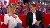 Mathilde Seigner perd son micro dans son décolleté chez Michel Drucker - Regardez