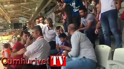 Hangi ara bu kadar holigan oldunuz? Tribünde iki küçük çocuğun formasını çıkardılar
