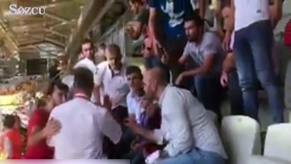 Tribünde iki küçük çocuğun formasını çıkardılar