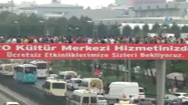 Metrobüs Durağında İnsan Seli