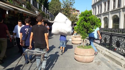 Kağıt Toplayıcısı Çocuk Yürek Burktu