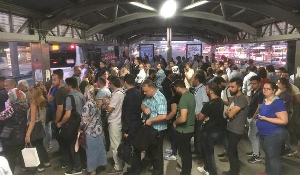 Metrobüs duraklarında okul yoğunluğu