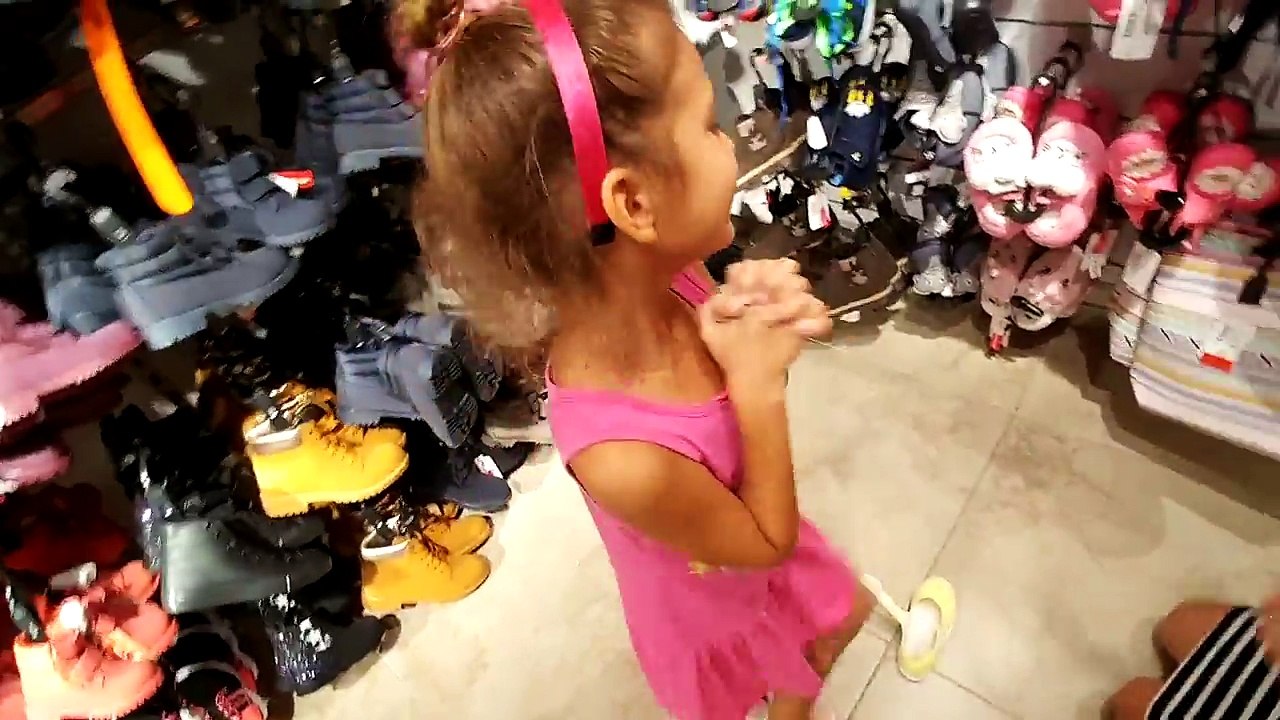 FLO ve DEFACTO alışverişimiz. Elife winx kostüm için ayakkabı arıyoruz.