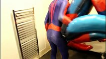 Homme araignée contre venin bain temps dans réal vie Nouveau super-héros épisode