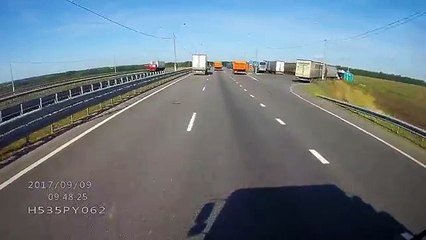 Il double par la bande d'arrêt d'urgence et ça se termine mal pour lui