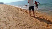 Ce dauphin reste en bord de plage pour jouer avec 2 touristes! Adorable