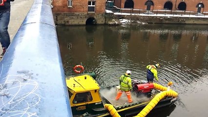 Video herunterladen: Il ne fallait pas embeter ces ouvriers avec des boules de neige... regardez comment ils vont se venger