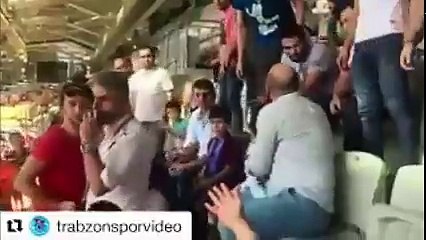 Tribünde iki çocuğun formasını çıkardılar!