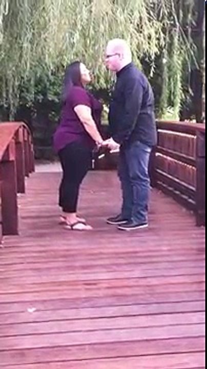 Il n'aurait pas dû faire sa demande en mariage sur un pont