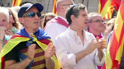 Mais de 700 prefeitos catalães pró-referendo desafiam Madri