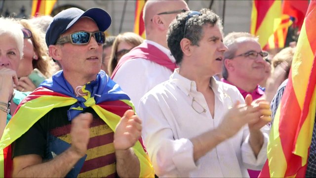 Mais de 700 prefeitos catalães pró-referendo desafiam Madri