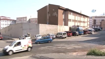 Viyadük Duvarı Okulun İki Katını Yol Seviyesinin Altında Bıraktı