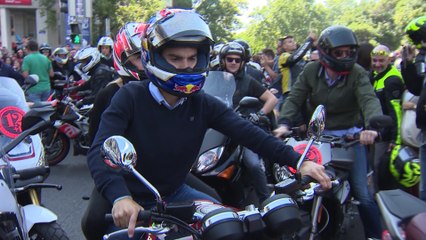 Miles de personas rinden homenaje a Ángel Nieto