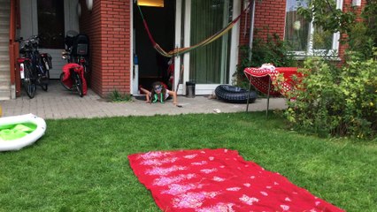 Kindermodeshow in de tuin