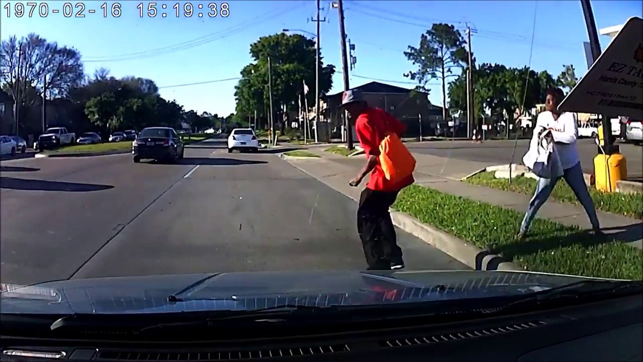 Embrouille de couple : elle jette son mari sous une voiture pour en finir !