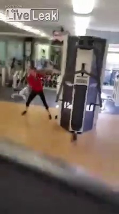 Cette folle danse en pleine salle de musculation.. C'est du sport ça ?!?