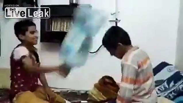 Pierre Feuille Ciseau en Inde... Coup de bouteille si tu perds !