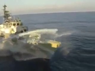 Скачать видео: 2 navires Norvégiens et Suédois se croisent.. bataille d'eau !!