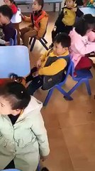 Çinli çocuğa bak sen 