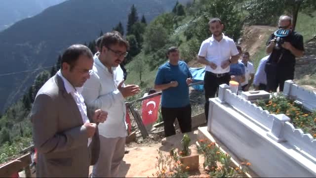 Sınıf Arkadaşları ve Öğretmenleri Okulun İlk Gününde Şehit Eren Bülbül'ün Kabrini Ziyaret Ettiler