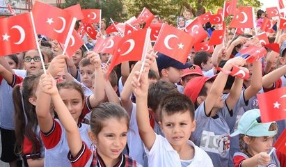 Edirne Valisi güneşte bekleyen öğrencileri gölgeye aldırdı