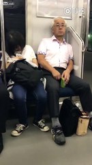 Un Japonais surpris en train d'arracher ses poils pubiens et de les jeter sur la tête d'une femme dans le métro